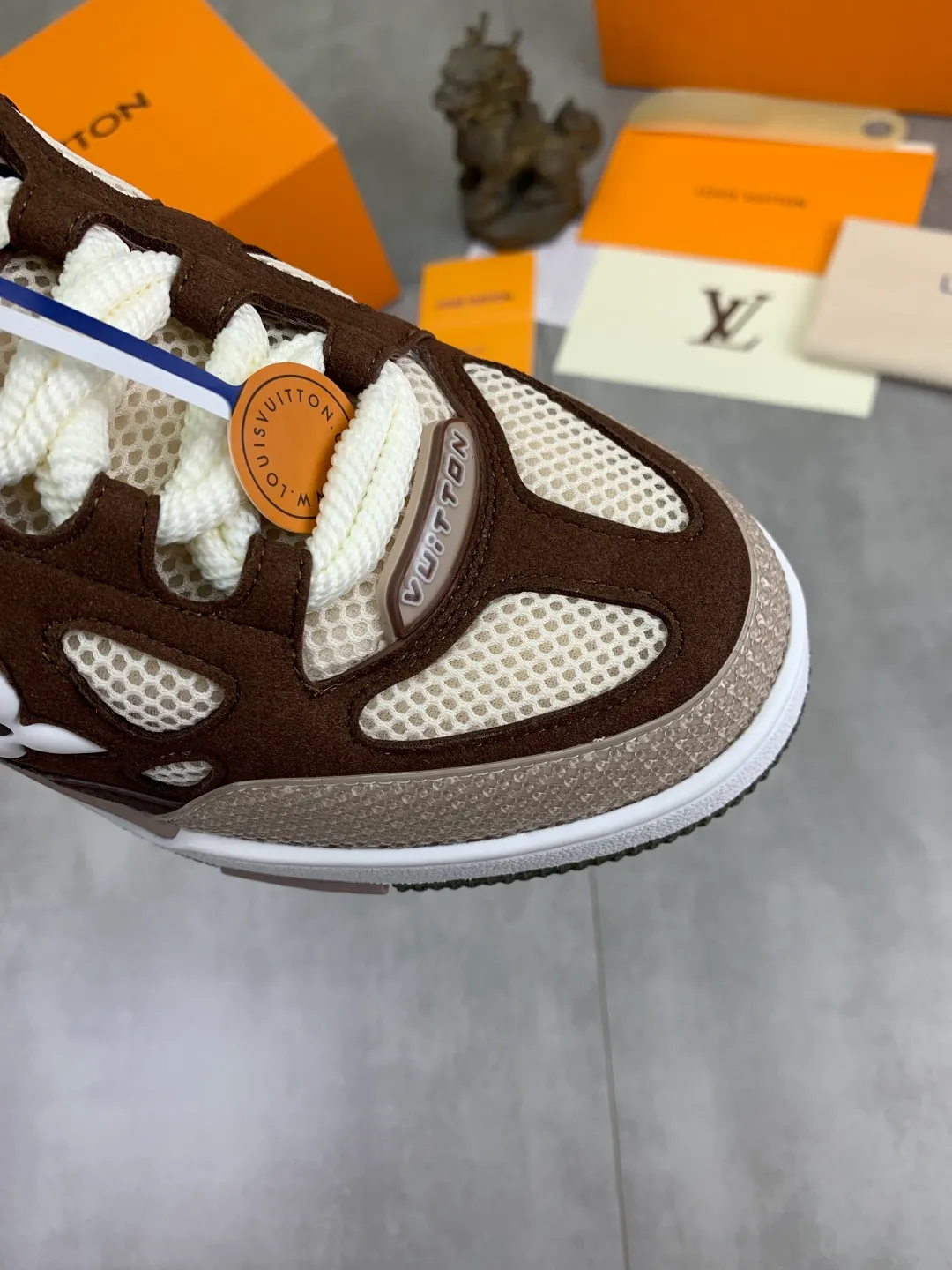 Men's Men's Shoes 💰P660 New The new LV TRAINER series of sneakers are on sale. This LV Trainer sneaker reinterprets Virgil Abloh's classics with nubuck and grained cow leather, and is decorated with Monogram flowers on the rubber outsole of the same color. A deformed Monogram flower occupies the sides, contrasting with the asymmetric Louis and Vuitton logos at the rear. The original version was designed by Virgil Abloh and was inspired by vintage basketball shoes. Featuring LV monograms on the tongue and upper, a scripted Louis Vuitton logo on the sides and a #54 logo on the rear, the rubber outsole features Monogram flowers and continues the comfort of an innovative gel outsole. Comes with original drawer box and complete packaging! Color: 3️⃣colors available